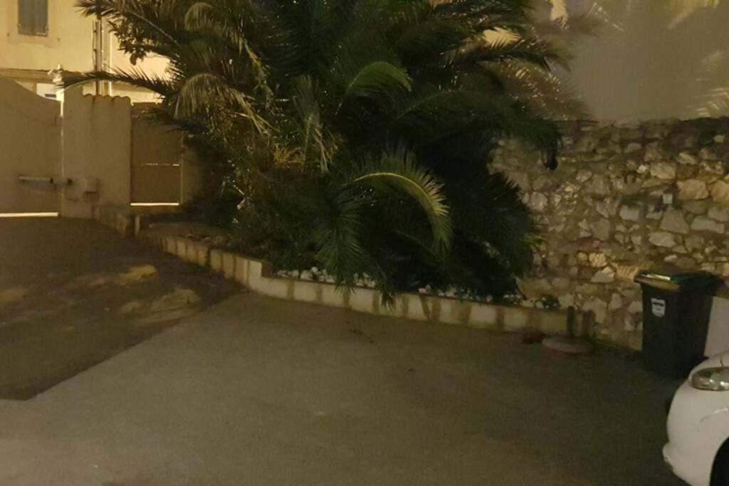 Gite Du Stade Le Studio Cour Parking Et Piscine Partagee Marseilles Buitenkant foto